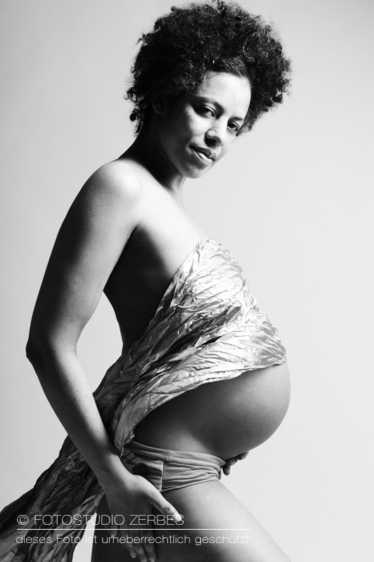 Babybauch Fotos - Schwangerschaft Fotoshooting im Fotostudio Zerbes in Köln