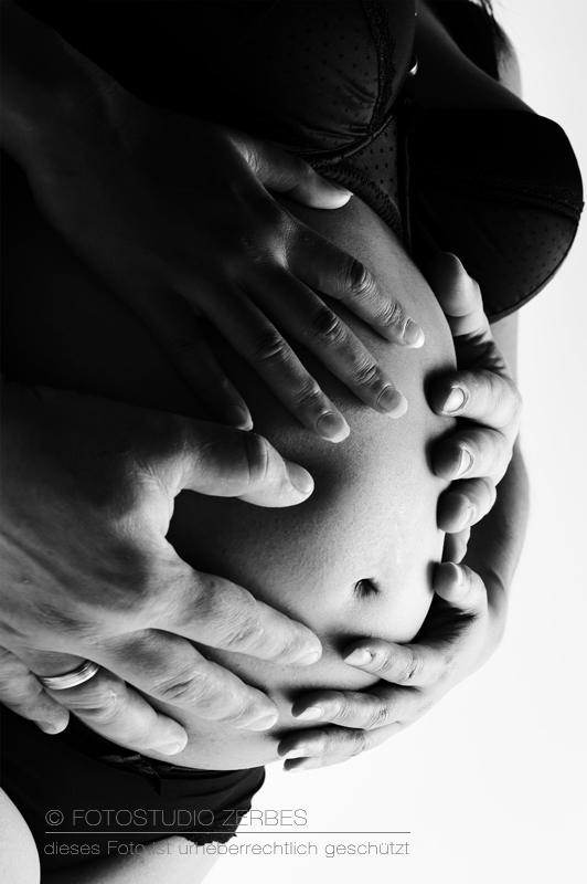 Schwangerschaft Fotoshooting mit Papa im Fotostudio Zerbes in Köln