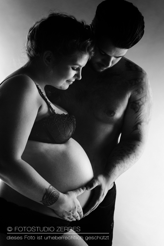 Fotoshooting Schwangerschaft mit Partner im Fotostudio Zerbes in Köln