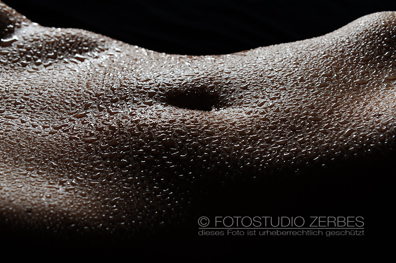 Aktfotoshooting Wet+Sexy – Aktfotografie mit Wassertropfen - Frau