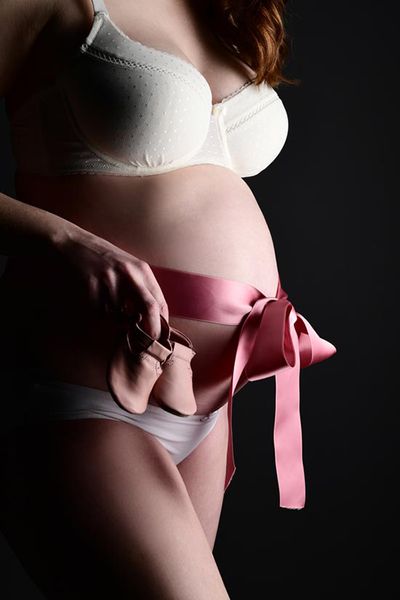 Babybauch-Shooting Schwangerschaft Fotoshooting im Fotostudio Köln