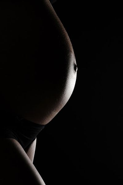 Schwangerschaftsfotoshooting-mit-Partner Babybauch-Fotostudio-Köln