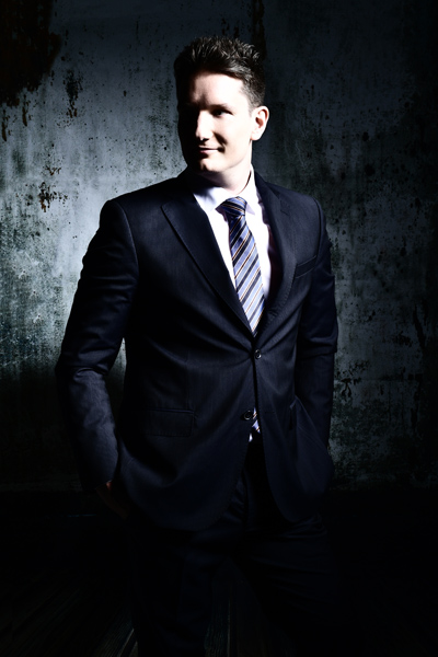 Fabian ist sehr beeindruckt vom Fotoergebnis im Fotostudio Zerbes